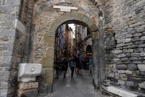 portovenere, italia - 24 de septiembre de 2017 - muchos turistas en el pintoresco pueblo italiano foto