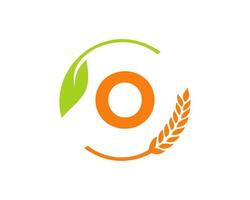 logotipo de agricultura en el concepto de letra o. diseño de logotipo de agricultura y ganadería. agronegocios, granjas ecológicas y diseño rural. vector