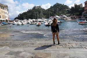 portofino, italia - 19 de septiembre de 2017 - vip y turista en pueblo pintoresco foto