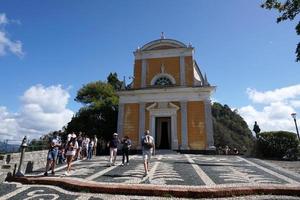 portofino, italia - 19 de septiembre de 2017 - vip y turista en pueblo pintoresco foto