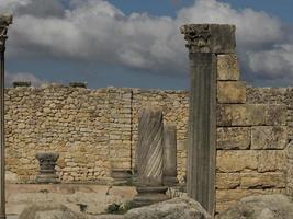 ruinas romanas de volubilis en marruecos: las ruinas romanas mejor conservadas ubicadas entre las ciudades imperiales de fez y meknes foto