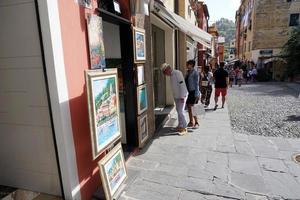 portofino, italia - 19 de septiembre de 2017 - vip y turista en pueblo pintoresco foto