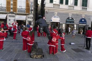 génova, italia - 22 de diciembre de 2019 - paseo tradicional de santa claus foto