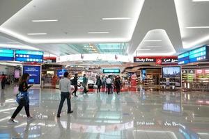 Dubai, Emiratos Árabes Unidos - 4 de septiembre de 2017 - viajeros en el aeropuerto de Dubai foto