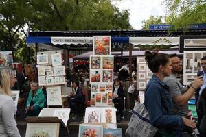 París, Francia - 6 de octubre de 2018 - artista y turista en Montmartre foto