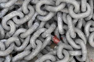 cadenas de hierro manchadas de sangre roja foto