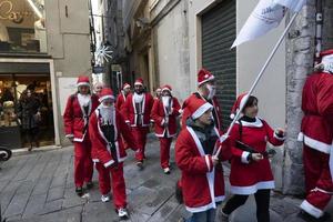 génova, italia - 22 de diciembre de 2019 - paseo tradicional de santa claus foto