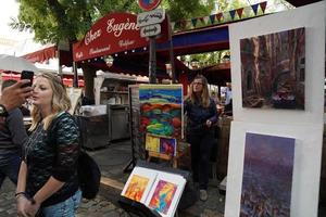 París, Francia - 6 de octubre de 2018 - artista y turista en Montmartre foto