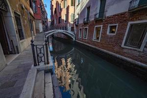 Reflexiones del puente y el canal de Venecia. foto