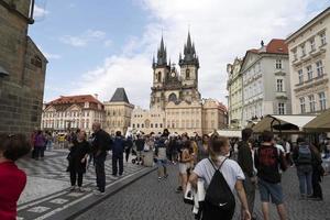 praga, república checa - 16 de julio de 2019 - plaza del casco antiguo llena de turistas foto