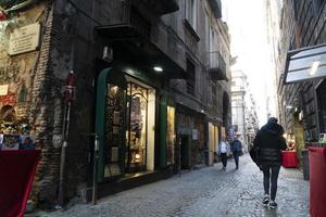 nápoles, italia - 1 de febrero de 2020 - calle del casco antiguo foto