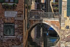 Reflexiones del puente y el canal de Venecia. foto