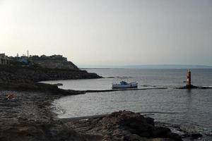 porto palo sicilia zona de aterrizaje de migrantes foto