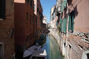 Reflexiones del puente y el canal de Venecia. foto