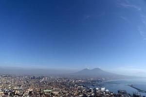 nápoles, italia - 30 de enero de 2020 - vista de la ciudad y el puerto y el volcán castel saint elmo foto