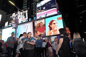 Nueva York, Estados Unidos - 25 de mayo de 2018 - Times Square lleno de gente foto