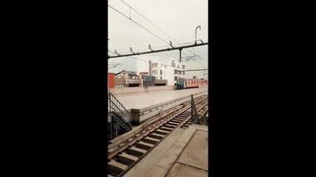 Zugfahrt auf Schienen, bewölkter Himmel im Hintergrund video