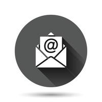 icono de mensaje de correo electrónico en estilo plano. ilustración de vector de documento de correo sobre fondo redondo negro con efecto de sombra larga. concepto de negocio de botón de círculo de correspondencia de mensaje.