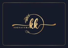 diseño de logotipo kk inicial de firma de oro de lujo hoja y flor aisladas vector