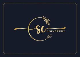 diseño de logotipo sc inicial de firma de oro de lujo hoja y flor aisladas vector