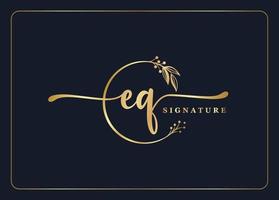 diseño de logotipo eq inicial de firma de oro de lujo hoja y flor aisladas vector