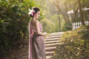 hermosa chica tailandesa en traje tradicional tailandés