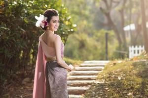 hermosa chica tailandesa en traje tradicional tailandés