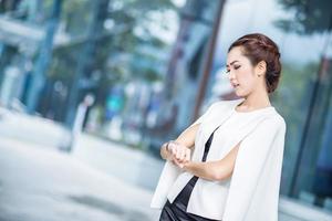 hermosa mujer de negocios haciendo retrato foto