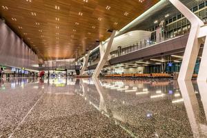 interior del aeropuerto internacional hamad en doha, qatar foto