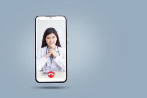 doctora chateando en línea con pacientes. el concepto de teléfono inteligente negro se conecta a la comunicación a través de la tecnología en línea. el médico puede examinar al paciente a través de una videollamada. trazado de recorte