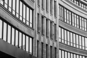 toma en escala de grises del fondo de un edificio antiguo con muchas ventanas foto