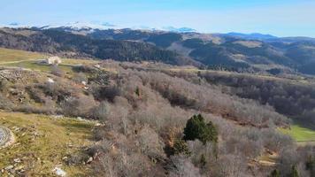 un hermoso paisaje de una colina en Lessinia, una reserva natural en Italia video