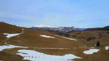 Fliegen über die Schneeberge an einem sonnigen Tag video