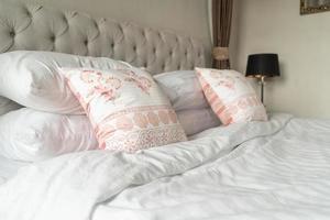 hermosa decoración de almohadas en la cama en el dormitorio foto