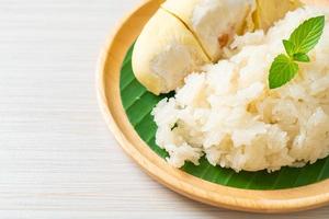 arroz pegajoso durian en un plato foto