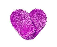 forma de corazón rosa creada por dos huellas dactilares aisladas en fondo blanco. dedo de pareja. concepto de amor y relación foto