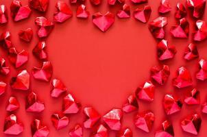 pliegue de papel en forma de corazón rojo puesto sobre fondo rojo con espacio de amor para el concepto de San Valentín. foto