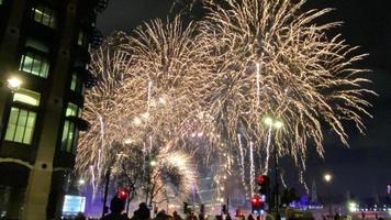 una vista de los fuegos artificiales de londres en la víspera de año nuevo foto