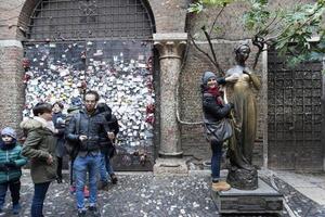 verona, italia - 7 de diciembre de 2017 - turista visitando la casa de romeo y julieta foto