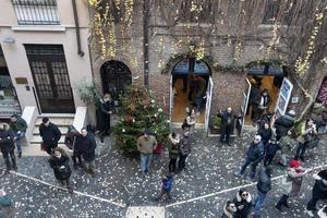 verona, italia - 7 de diciembre de 2017 - turista visitando la casa de romeo y julieta foto