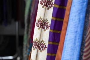 ropa india en el mercado a la venta foto