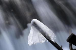 carámbanos hielo congelado en el lago de hierba foto