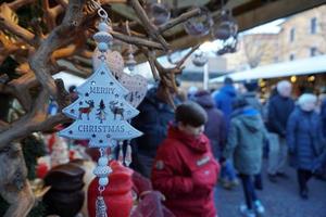 trento, italia - 9 de diciembre de 2017 - gente en el tradicional mercado navideño foto