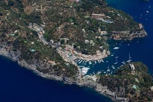 vista aérea de portofino italia desde un avión foto