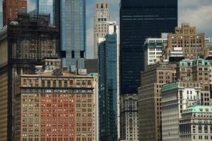 vista del paisaje urbano de nueva york desde la isla de la libertad del río hudson foto