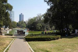 ciudad de méxico, 3 de febrero de 2019 - parque de la ciudad de chapultepec lleno de gente el domingo foto