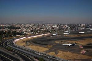 ciudad de méxico, 3 de febrero de 2019 - vista aérea del aeropuerto de la ciudad de méxico panorama del paisaje urbano foto