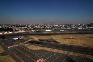 ciudad de méxico, 3 de febrero de 2019 - vista aérea del aeropuerto de la ciudad de méxico panorama del paisaje urbano foto