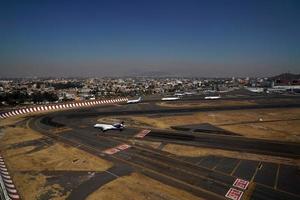 ciudad de méxico, 3 de febrero de 2019 - vista aérea del aeropuerto de la ciudad de méxico panorama del paisaje urbano foto