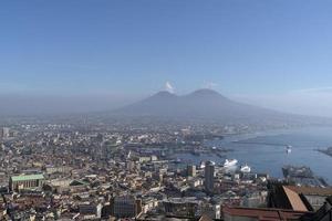 nápoles, italia - 30 de enero de 2020 - vista de la ciudad y el puerto y el volcán castel saint elmo foto